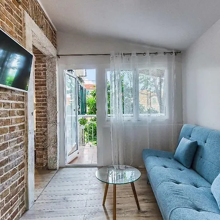 With Balcony ספליט