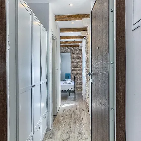 דירה With Balcony *